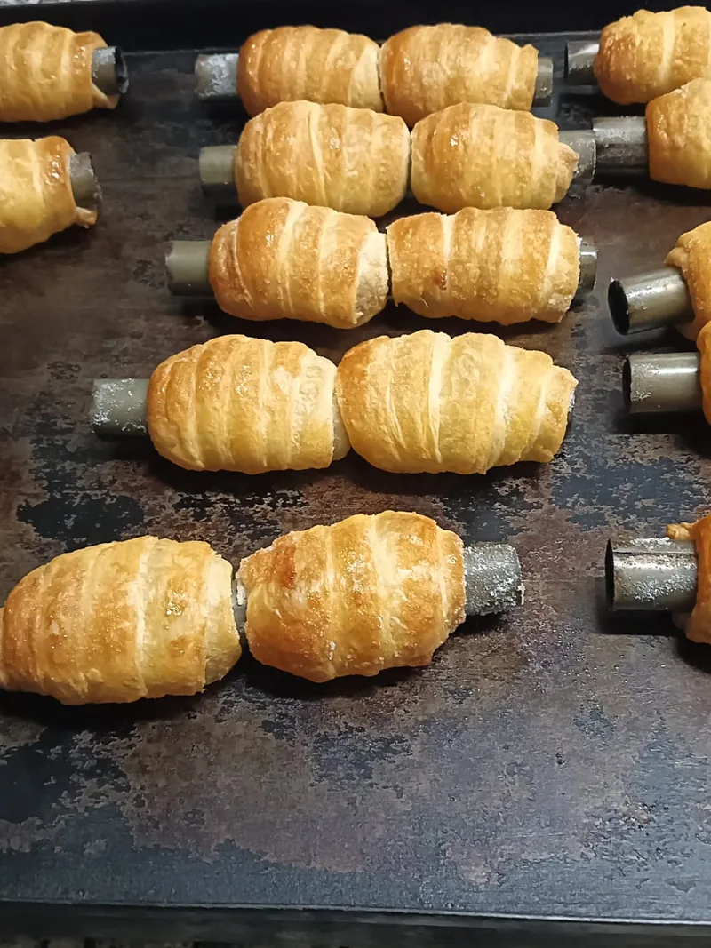 Cannoncini di sfoglia appena sfornati e dorati