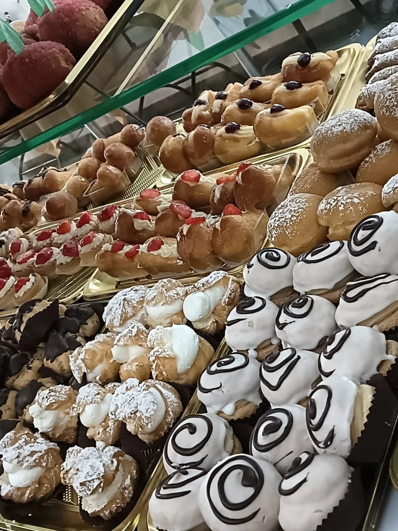 Vetrina con bomboloni, zeppole, sfogliatelle e iris glassate