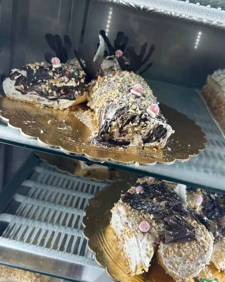 Vetrina con torte grandi e tronchetti da ricorrenza