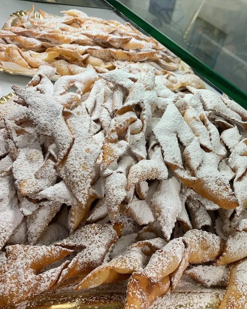 Chiacchiere di carnevale spolverate di zucchero a velo