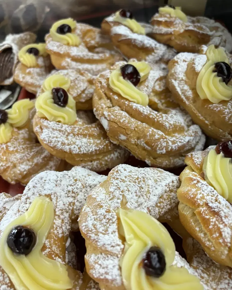Zeppole di San Giuseppe con crema e amarena