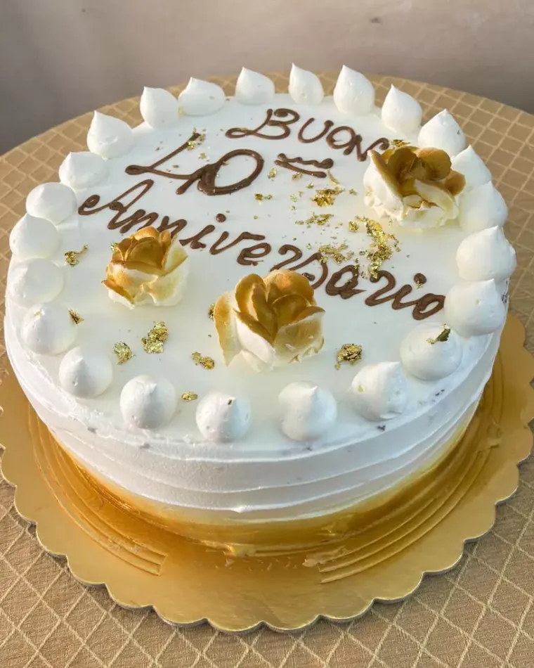 Torta bianca da quarantesimo anniversario con rose dorate