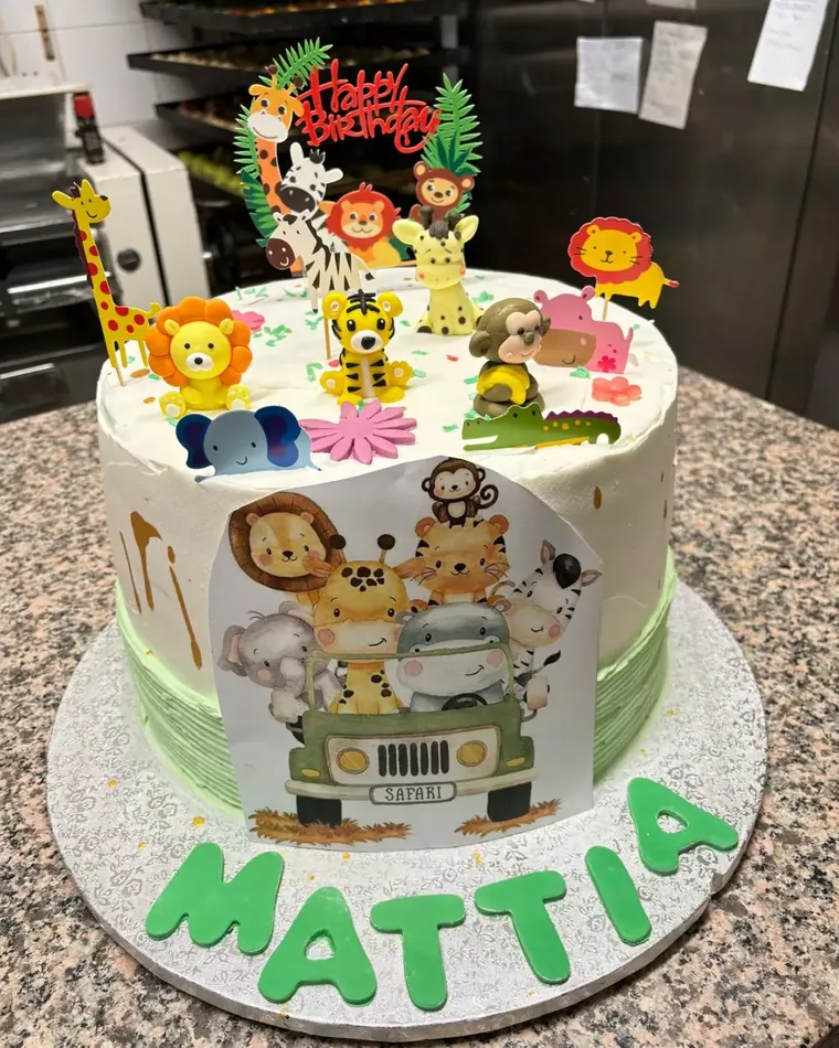 Torta di compleanno per bambino con animali della savana e nome