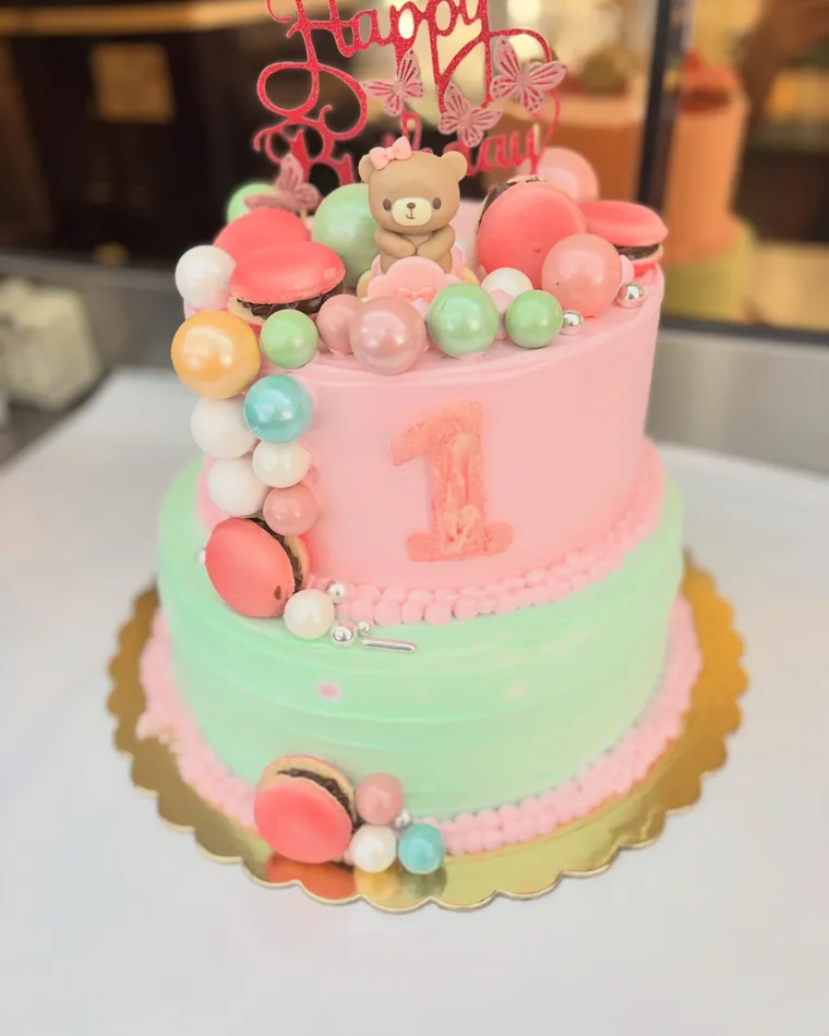 Torta per il primo compleanno, rosa e verde, con macaron e orsetto