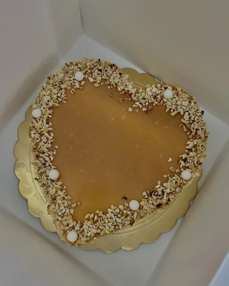Cheesecake a cuore alla nocciola con granella