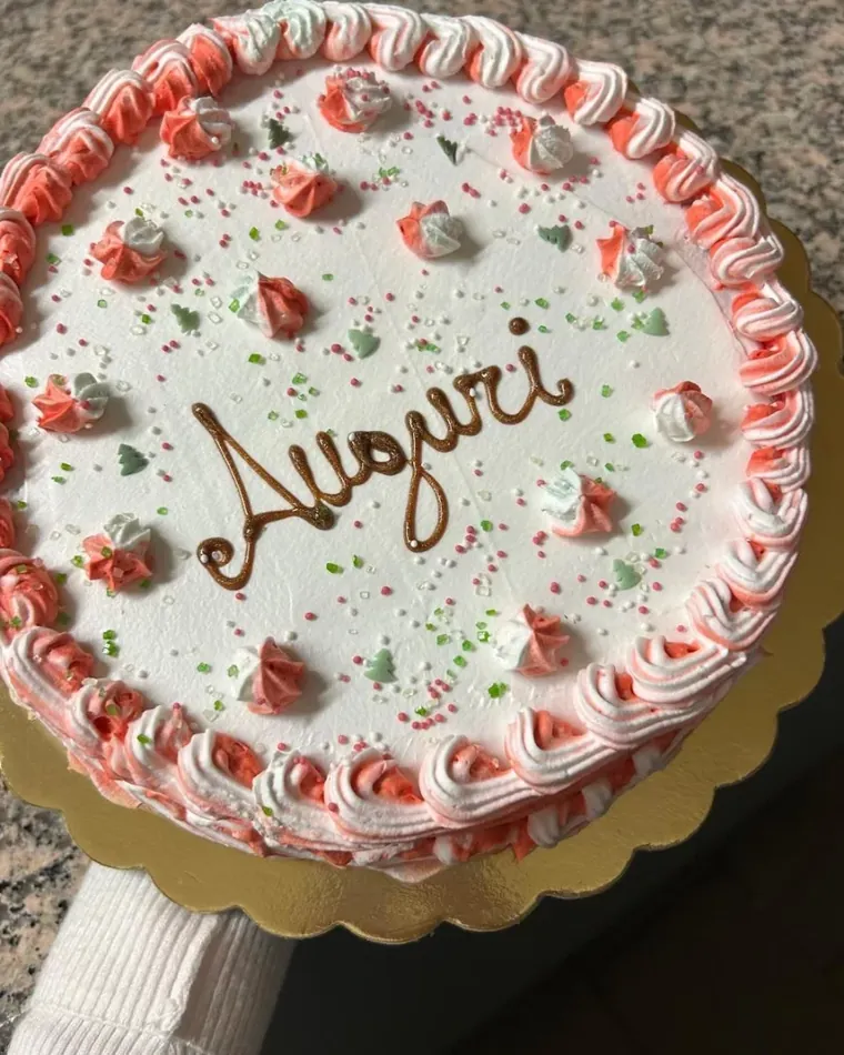 Torta con panna, fragoline e scritta Auguri